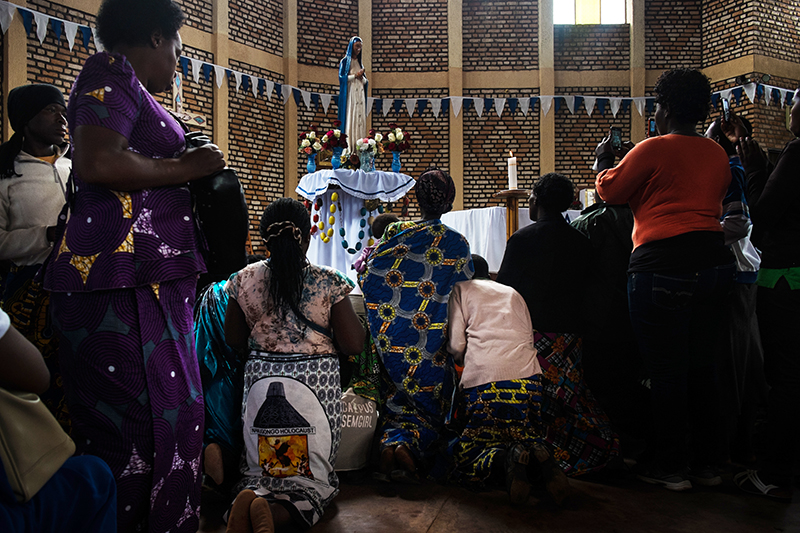 Pilgrims gather at the statue of Our Lady of Kibeho. Photo by Gianmarco Maraviglia. 